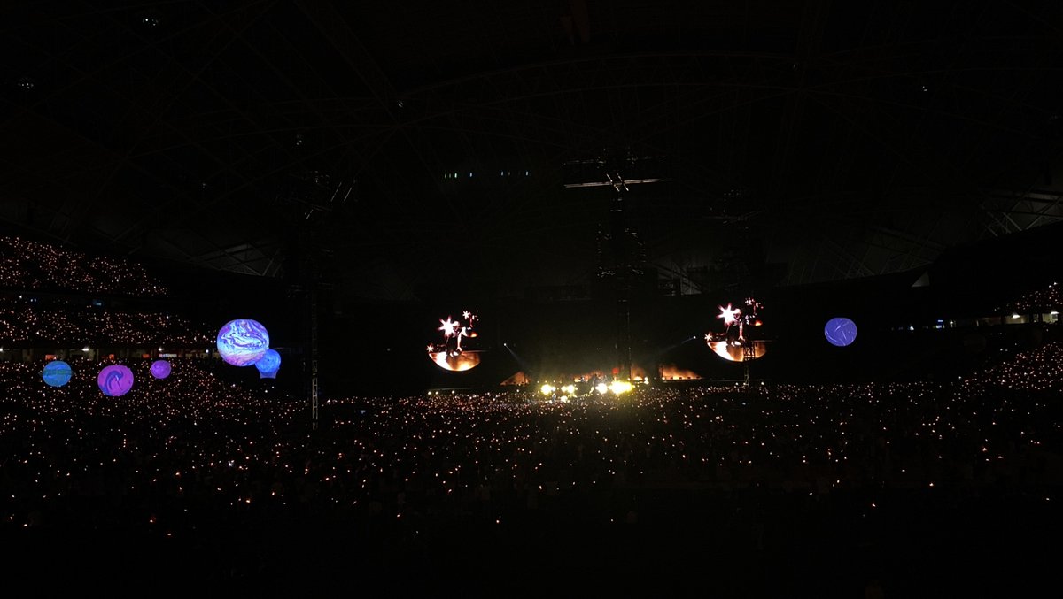 limitearss's tweet image. Thankyouuuu @coldplay &amp;amp; team for all the unforgettable birthday memories☺️✨U guys were soOo amazing and i had so much fun to see MOTSWT in SG🥺 It was the best birthday nite i've ever had in my life😭😭😭💜 See u again(?)🫶🏻

I'll be back, Singapore🧡