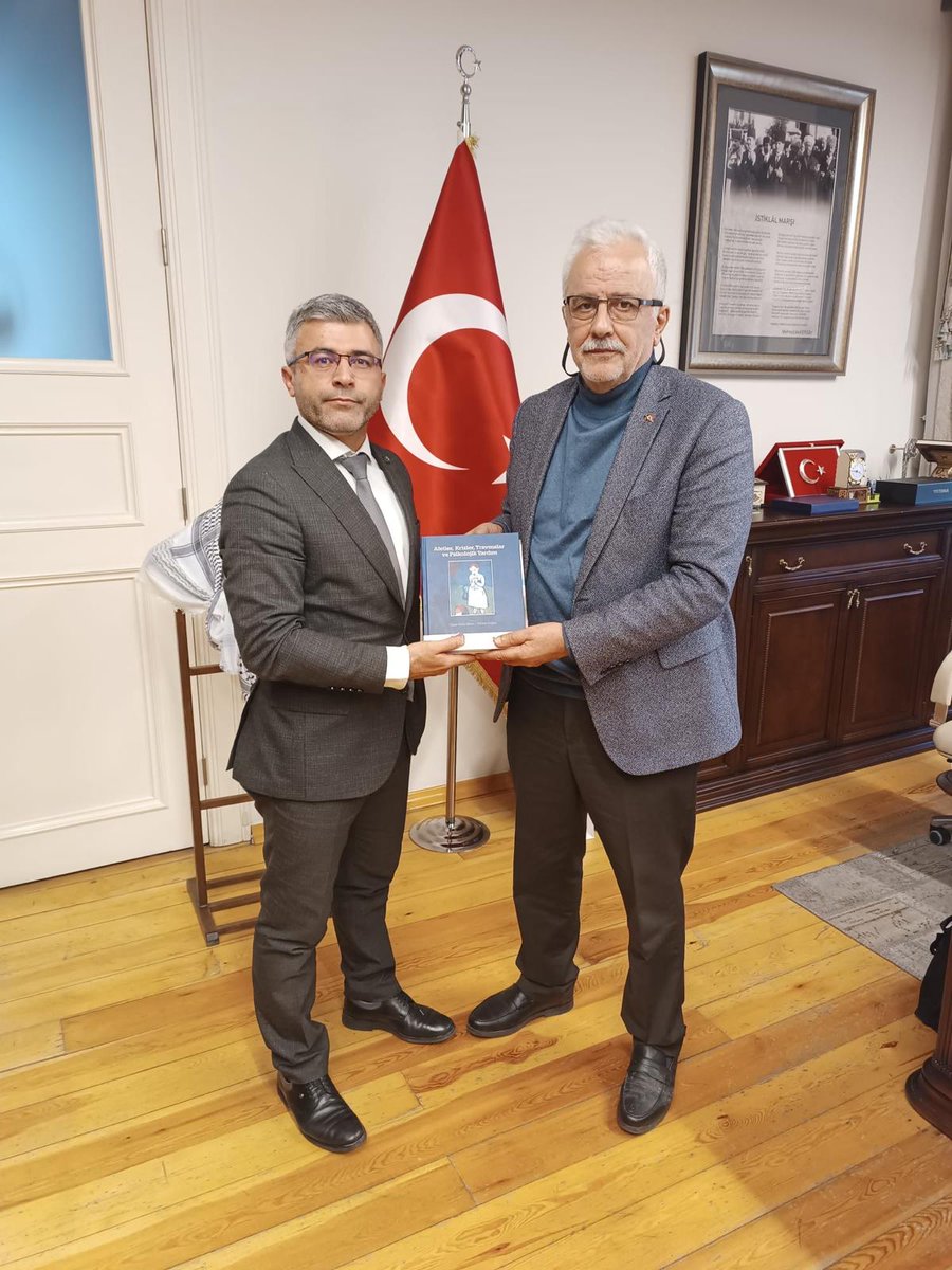 turkpdrdernegi's tweet photo. İstanbul Sabahattin Zaim Üniversitesi Rektörü ve aynı zamanda Cumhurbaşkanlığı Eğitim Politikaları Kurulu üyesi olan Prof. Dr. Ahmet Cevat ACAR’ı ziyaret ettik.

Genel Başkanımız Mesut Yıldırım, Genel Sekreterimiz Ahmet DURAN, Genel Başkan Yardımcımız Melike USLU TAŞ ve İstanbul Anadolu İl Başkanımız Kerem ÇETİNKAYA İstanbul Sabahattin Zaim Üniversitesini ziyaret ederek Üniversite Rektörü ve aynı zamanda Cumhurbaşkanlığı Eğitim Politikaları Kurulu üyesi Prof. Dr. Ahmet Cevat ACAR ve Rektör Yardımcısı Prof. Dr. İbrahim GÜNEY ile görüştüler.
Akademik, mevzuatsal ve kanuni hakkımıza rağmen Klinik Psikoloji Yüksek lisans programlarına meslektaşlarımızın kabul edilmemesine ilişkin durum değerlendirmesi yapıldı ve resmi talebimiz kendilerine iletildi.
Konuya ilişkin rasyonel ve çözüm odaklı yaklaşımları için teşekkür ederiz. 
Aynı zamanda Cumhurbaşkanlığı Eğitim Politikaları Kurulu üyesi olan Rektörümüze Milli Eğitim Bakanlığı Rehber Öğretmen/Psikolojik Danışman Normlarına ilişkin düzenleme talebimizi gerekçeli olarak ilettik. Bilgilendirmelerimizi yaptık. Konuya ilişkin resmi yazımızı kendisine sunduk ve Kurul gündemine alınmasını istedik.
Sayın Rektörümüze talebimize ilişkin duyarlılığı ve konuyu Kurul gündemine alacaklarına ilişkin çözüm odaklı yaklaşımı için teşekkür ederiz.

Ayrıca üniversite ve derneğimiz arasında ortak yapılabilecek kongre, sempozyum ve etkinliklere ilişkin mutabık kalındı ve çalışmaların başlatılması için oluşturulacak komisyonların çalışması kararı alındı.

Değerli Rektörümüze ve Rektör yardımcımıza nazik kabulleri ve çözüm odaklı yaklaşımları için teşekkür ederiz.

@turkpdrdernegi
@zaimuniv