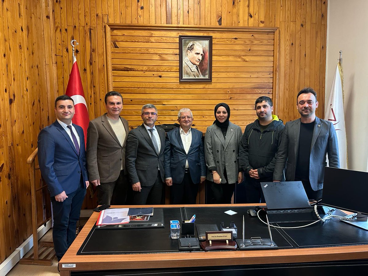 turkpdrdernegi's tweet photo. İstanbul Sabahattin Zaim Üniversitesi Rektörü ve aynı zamanda Cumhurbaşkanlığı Eğitim Politikaları Kurulu üyesi olan Prof. Dr. Ahmet Cevat ACAR’ı ziyaret ettik.

Genel Başkanımız Mesut Yıldırım, Genel Sekreterimiz Ahmet DURAN, Genel Başkan Yardımcımız Melike USLU TAŞ ve İstanbul Anadolu İl Başkanımız Kerem ÇETİNKAYA İstanbul Sabahattin Zaim Üniversitesini ziyaret ederek Üniversite Rektörü ve aynı zamanda Cumhurbaşkanlığı Eğitim Politikaları Kurulu üyesi Prof. Dr. Ahmet Cevat ACAR ve Rektör Yardımcısı Prof. Dr. İbrahim GÜNEY ile görüştüler.
Akademik, mevzuatsal ve kanuni hakkımıza rağmen Klinik Psikoloji Yüksek lisans programlarına meslektaşlarımızın kabul edilmemesine ilişkin durum değerlendirmesi yapıldı ve resmi talebimiz kendilerine iletildi.
Konuya ilişkin rasyonel ve çözüm odaklı yaklaşımları için teşekkür ederiz. 
Aynı zamanda Cumhurbaşkanlığı Eğitim Politikaları Kurulu üyesi olan Rektörümüze Milli Eğitim Bakanlığı Rehber Öğretmen/Psikolojik Danışman Normlarına ilişkin düzenleme talebimizi gerekçeli olarak ilettik. Bilgilendirmelerimizi yaptık. Konuya ilişkin resmi yazımızı kendisine sunduk ve Kurul gündemine alınmasını istedik.
Sayın Rektörümüze talebimize ilişkin duyarlılığı ve konuyu Kurul gündemine alacaklarına ilişkin çözüm odaklı yaklaşımı için teşekkür ederiz.

Ayrıca üniversite ve derneğimiz arasında ortak yapılabilecek kongre, sempozyum ve etkinliklere ilişkin mutabık kalındı ve çalışmaların başlatılması için oluşturulacak komisyonların çalışması kararı alındı.

Değerli Rektörümüze ve Rektör yardımcımıza nazik kabulleri ve çözüm odaklı yaklaşımları için teşekkür ederiz.

@turkpdrdernegi
@zaimuniv