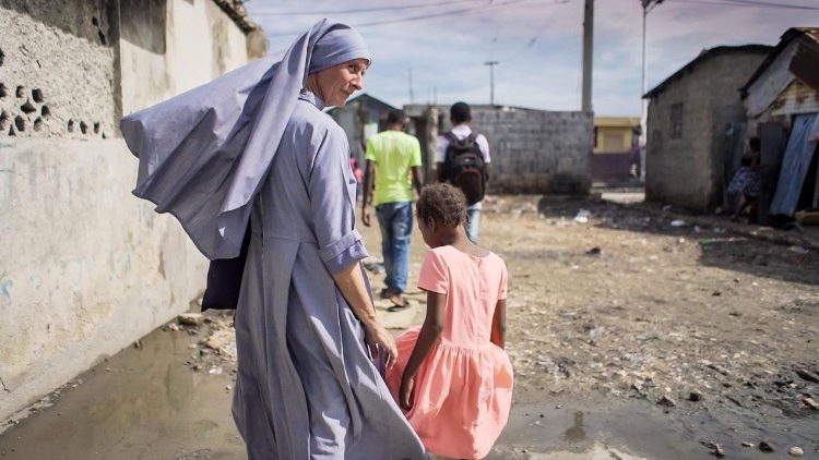 Vatican News (@vaticannews_it) on Twitter photo "Donne Chiesa Mondo". Suor Paesie, l’angelo dei bimbi nell’inferno di #Haiti. Sul numero di febbraio del mensile de <a href="/oss_romano/">L'Osservatore Romano</a> la storia della religiosa fondatrice della Famiglia Kizito, che assiste i minori nelle baraccopoli.
#VaticanNewsIt
vaticannews.va/it/vaticano/ne… "Donne Chiesa Mondo". Suor Paesie, l’angelo dei bimbi nell’inferno di #Haiti. Sul numero di febbraio del mensile de <a href="/oss_romano/">L'Osservatore Romano</a> la storia della religiosa fondatrice della Famiglia Kizito, che assiste i minori nelle baraccopoli.
#VaticanNewsIt
vaticannews.va/it/vaticano/ne…