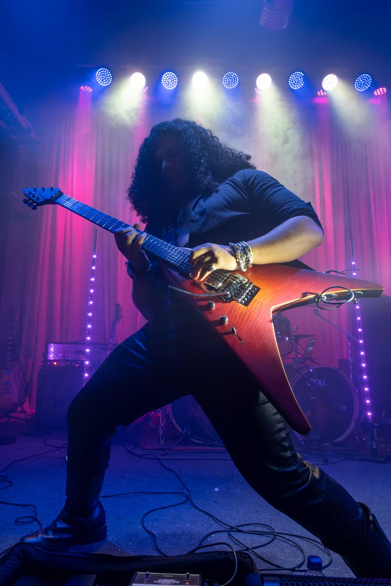 8a02_'s tweet image. Rock N Roll greatest weapon, the Flying V!
photo by @robwayne.me