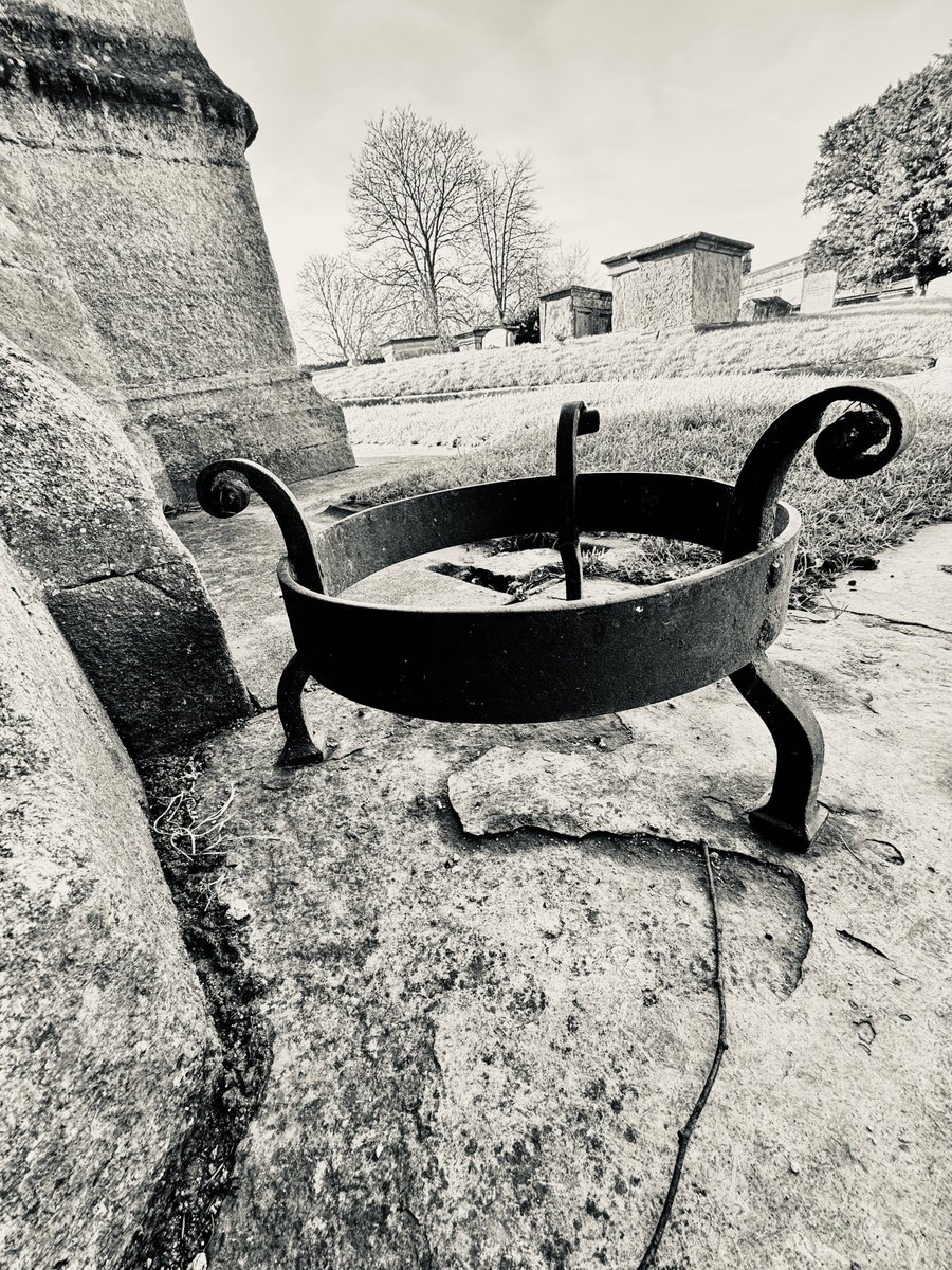 GretelleMaitre's tweet image. For all #bootscraper nerds!  A little gem outside Bruton parish church, this morning