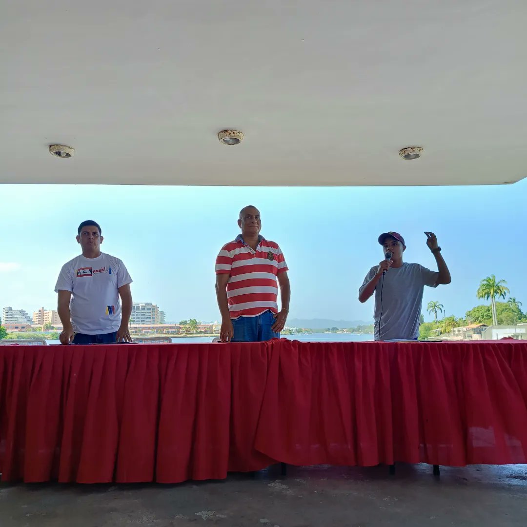 PsuvBrion's tweet photo. Las estructuras del PSUV Brion, 7TDebatiendo y formulando propuestas para una mejor organización de nuestras estructuras y militancia para afrontar está batalla electoral que tenemos en puerta 
@PsuvMirandaVE https://t.co/ZynuETyuIN