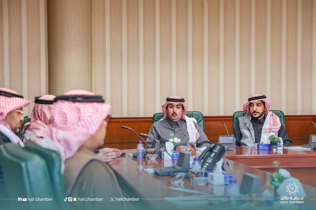 #لقاء |

التقى رئيس #غرفة_حائل أ.هاني الخليفي الرئيس التنفيذي لشركة أراسكو للأعلاف أ.زياد آل شيخ، والرئيس التنفيذي لشركة عبدالله بن محمد الطخيم وأولاده أ. فهد الطخيم، بحضور الرئيس التنفيذي لهيئة تطوير منطقة حائل أ.عمر العبدالجبار و مساعد الأمين العام لقطاع الأعمال أ.مصعب الرخيص،