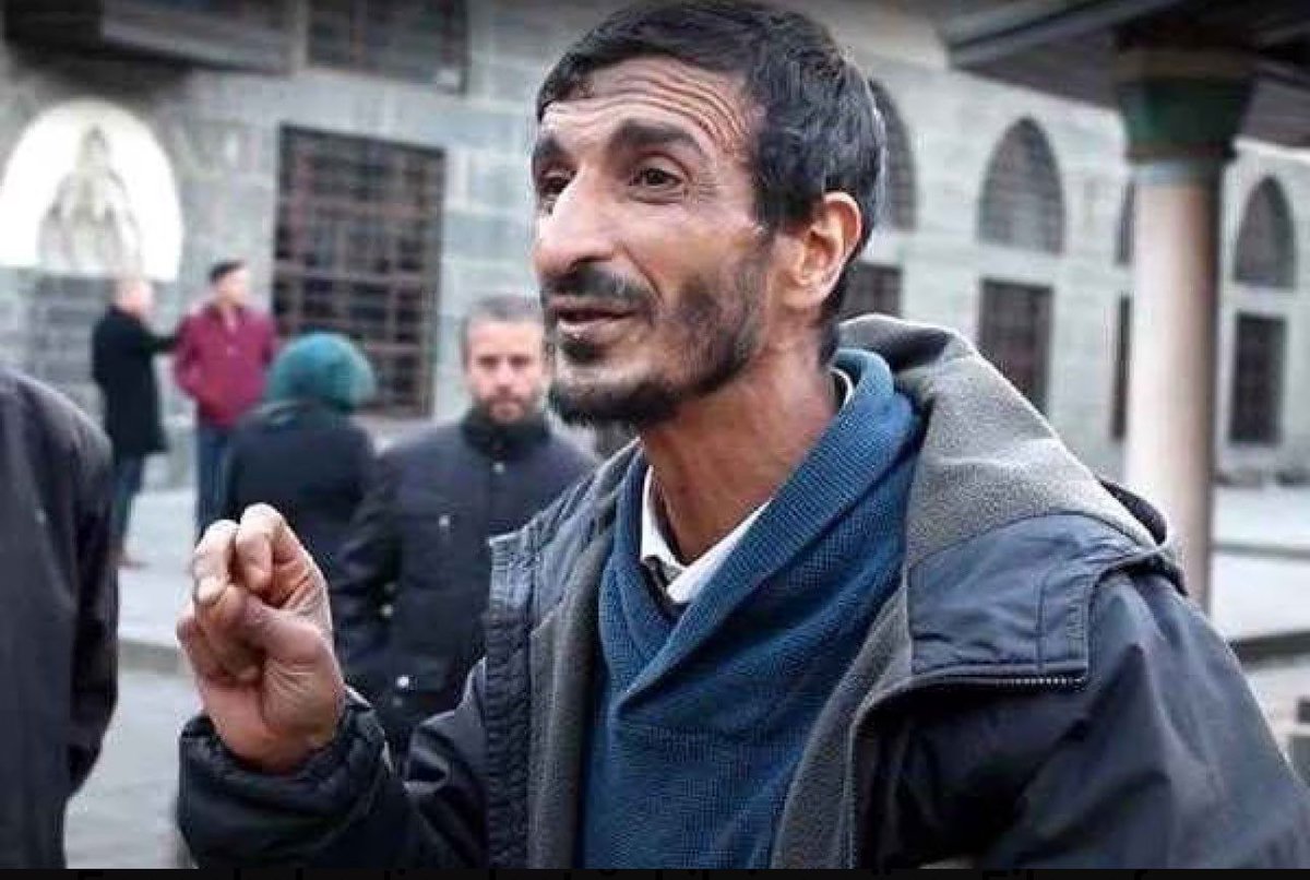 "Harâbât ehlini hor görme zâkir,
  Defîneye mâlik vîrâneler var."
               Erzurumlu İbrahim Hakkı

"Akıl baştan çıkarsa 'deli' diyorlar,
Dünya senden çıkarsa 'velî' diyorlar,
Sen dünyadan çıkarsan 'ölü' diyorlar."
                Diyarbakırlı Ramazan

Mekânın cennet olsun.