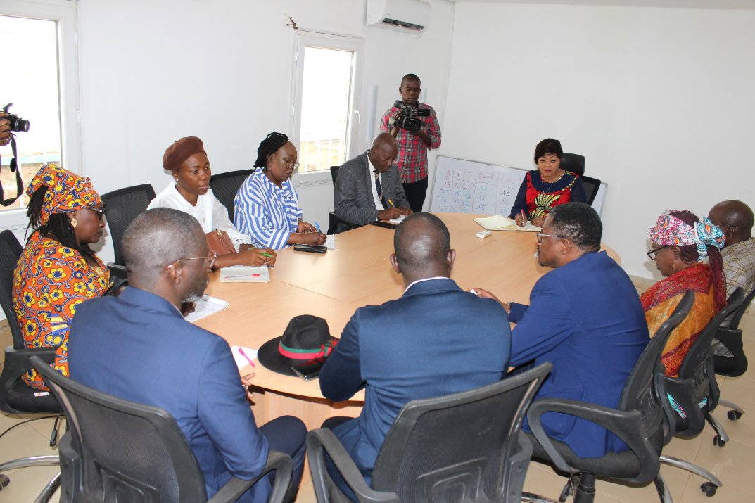 CRCA299023's tweet photo. La CRCA en compagnie des partenaires de la IFRC, CRF, CRNL ont été reçu en audience par la Ministre de l'act% Humanitaire Mme Josiane BEMAKASSOUI ce 31/01/24. L'échange portait sur la mission de la Croix-Rouge et son organisation. La Mintr se dit disponible d'accompagner la CR. https://t.co/K3c8cNhqzH