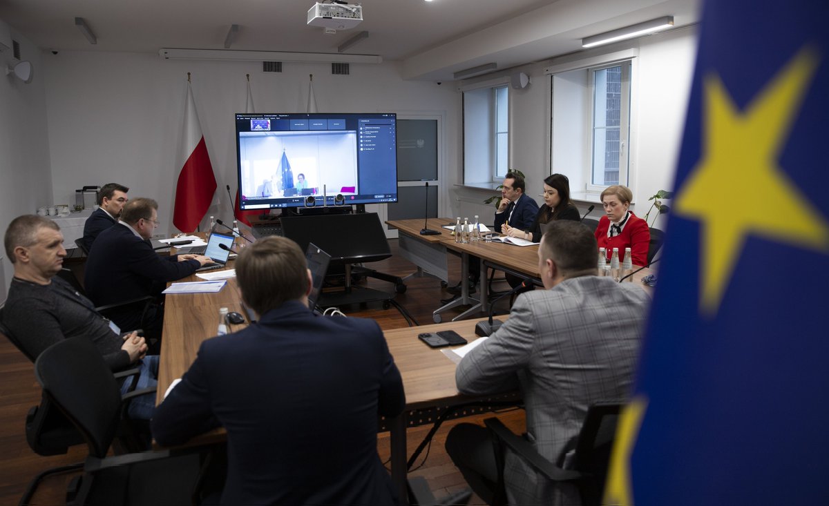 MI_GOV_PL's tweet photo. 📢Wiceminister infrastruktury @PawelGancarz rozmawiał dzisiaj z @MagdaKopczynska - dyr. Dyrekcji Generalnej ds. Mobilności i Transportu #DGMOVE w Komisji Europejskiej na temat umowy między 🇪🇺 a 🇺🇦 w sprawie transportu drogowego towarów.
✅Omówiono:
👉Skutki funkcjonowania umowy;
👉Propozycje rozwiązań, uwzględniające postulaty polskich przewoźników.
Więcej: https://t.co/COwaWE507a