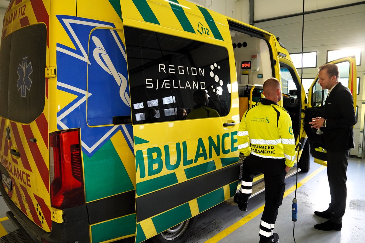 Mindst 8 ekstra ambulancer på gaden hver dag fordelt over hele regionen. Her på ambulancebasen i Maribo indsættes helt konkret én ekstra. I dag er vi gået i luften med Ambulance Sjælland, som sammen med Falck styrker akutberedskabet = endnu mere tryghed for vores borgere #sundpol