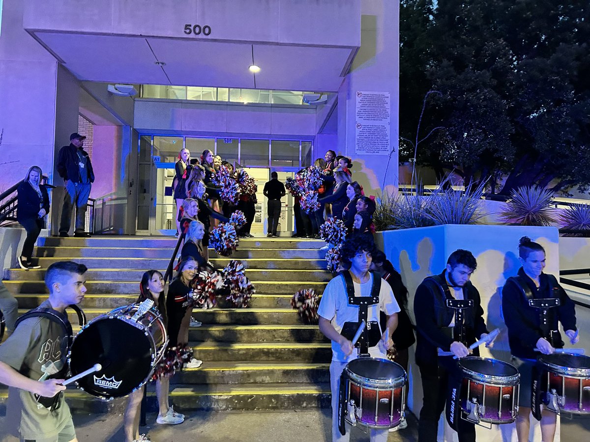 MartinakMichael's tweet photo. Good luck to our speech debate team as they head to the state competition. Thanks to everyone that came out for an early morning send off! @EulessTrinityHS https://t.co/QdDd0LjZH4