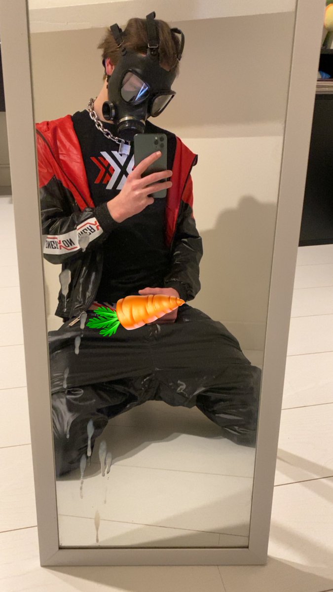 Whoopsie🤭 the mirror got a bit dirty💦 anybody wanna have a taste?😏