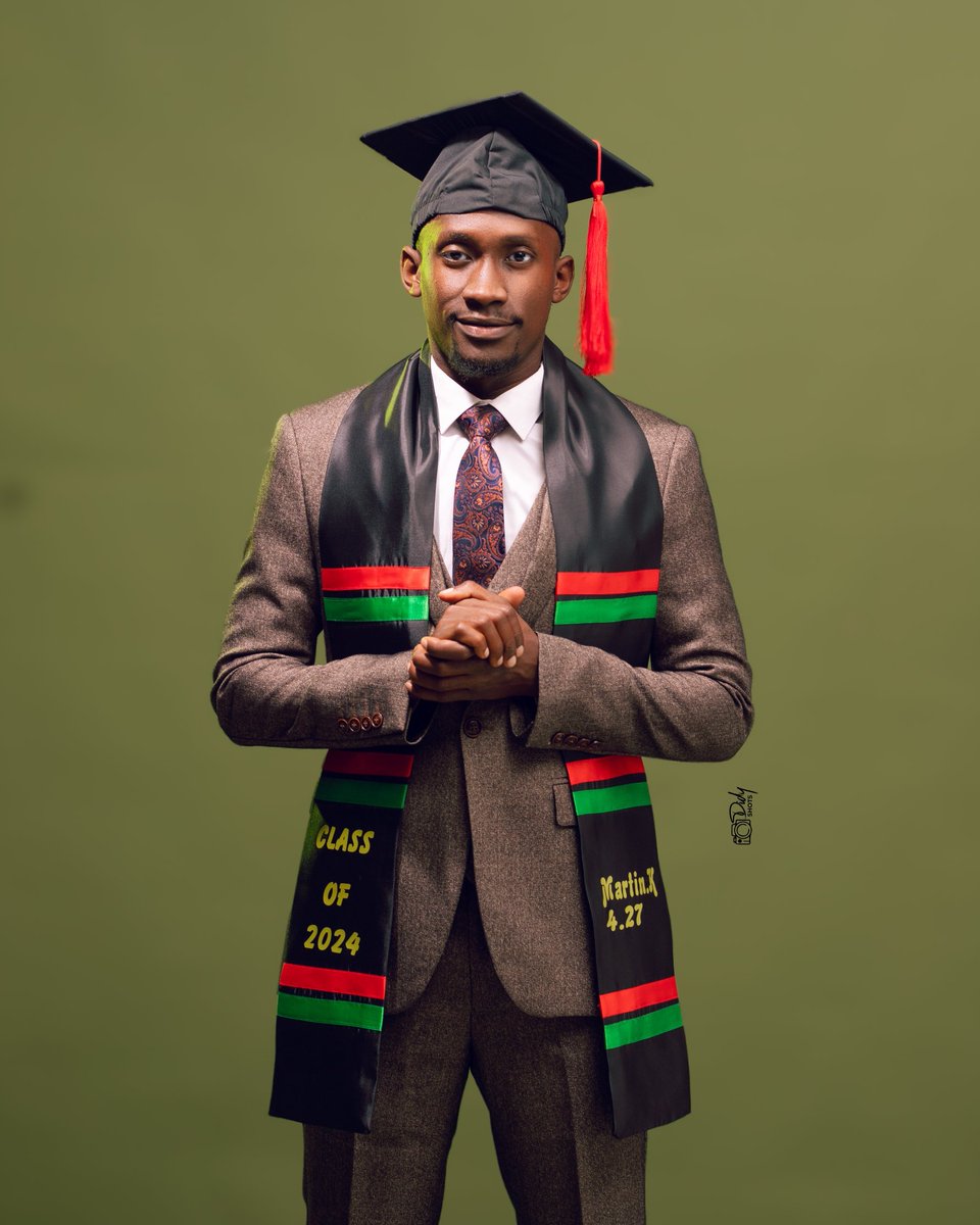 promoterdanzie's tweet photo. Congz my bro. Its been a long journey but yuv finally reached the finish line. Blessup✌️✌️✌️ https://t.co/ue1ds5GsQK