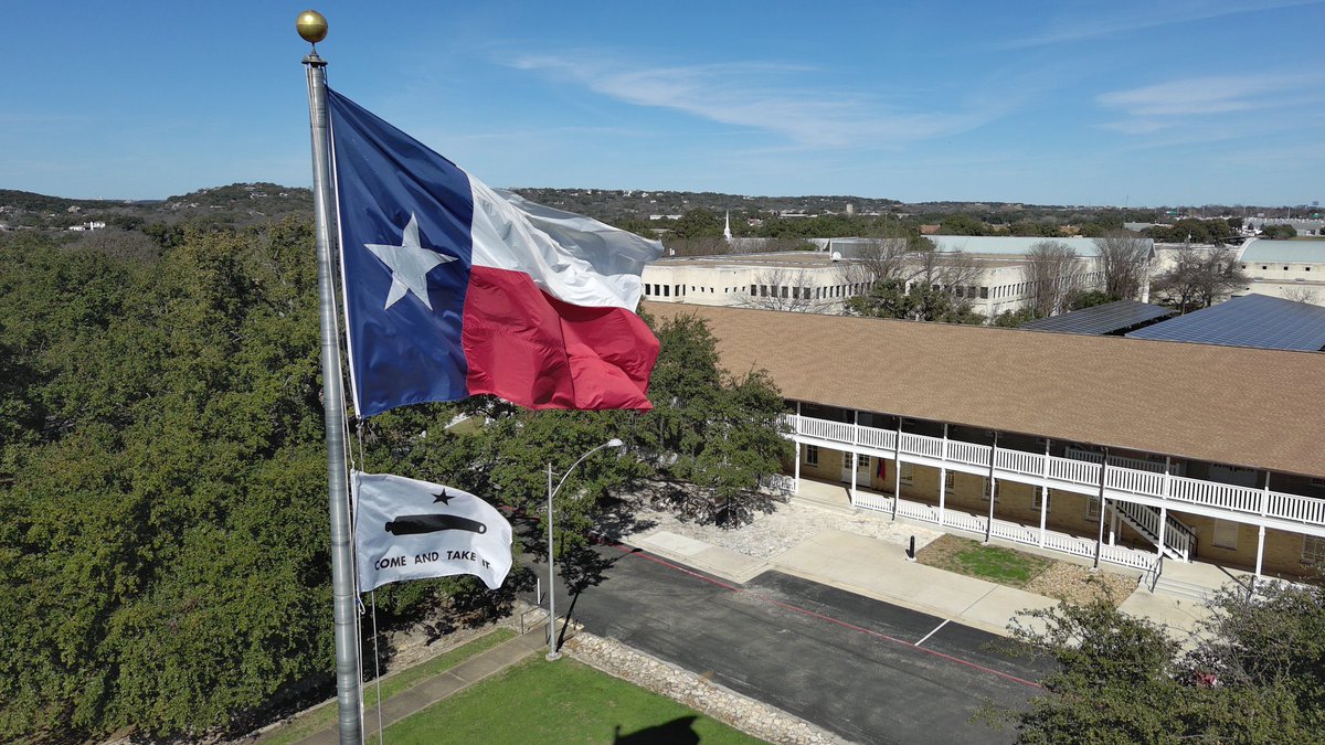 MarioNawfal's tweet photo. 🇺🇸TEXAS NATIONAL GUARD HANGS "COME AND TAKE IT FLAG" AT HQ

They're definitely not subtle.