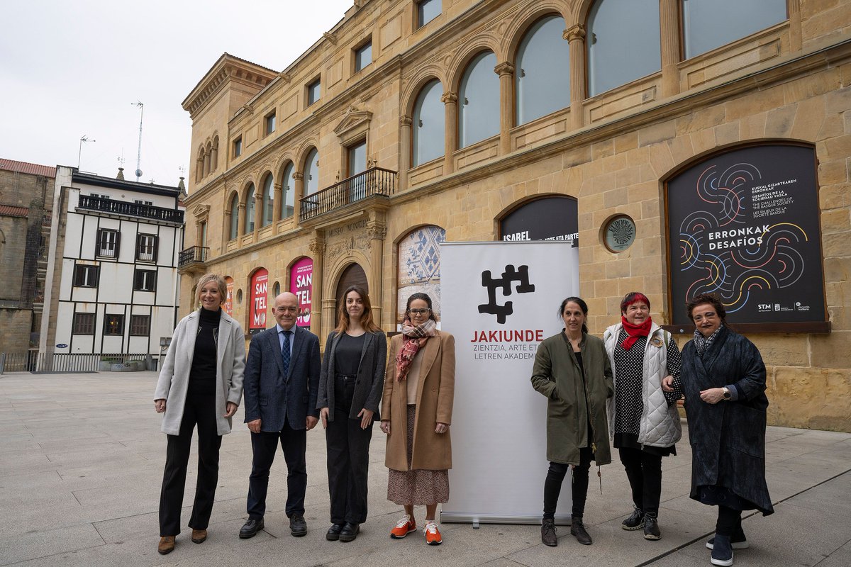 '24 Emakume zientzia, arte eta letretan' erakusketa gaur aurkeztu du Jakiundek @santelmomuseoa n. Otsailaren 6tik 28ra, Zuloaga Plazan, Akademiako 24 kideen argazkiak eta gogoetak. Bertan: @Uhandrea , @Aranko , Oihana Otaegui @Vicomtech , @marinapbur @malan49 @LABORALkutxa