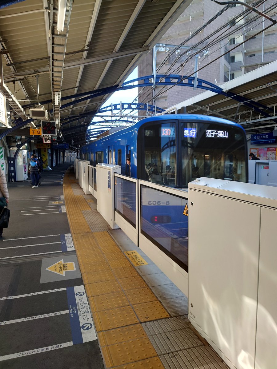 eigotoehon's tweet photo. １月最後は特別支援学校の見学のため、旅行がてら関東に行ってました。
天気も良かったし、しばらく行かない間にみなとみらいにたくさん建物できていて驚き🤣🤣
息子もたくさん電車を見て、乗れて満足そうでした（横浜線が特にお気に入り） https://t.co/cnfw9J4Rnm