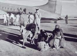 في خمسينات القرن الماضي وتحديداً بين عامي 1949 و1950، قامت إسرائيل بترحيل حوالي 50 ألف يهودي مع أطفالهم يعيشون في اليمن إلى إسرائيل من خلال عملية أطلق عليها اسم "بساط الريح"

وبحسب مصادر فإن تسمية العملية ” بحسب اليهود ”  أتت من فقرتين من العهد القديم  لليهود وهي:
سفر الخروج: