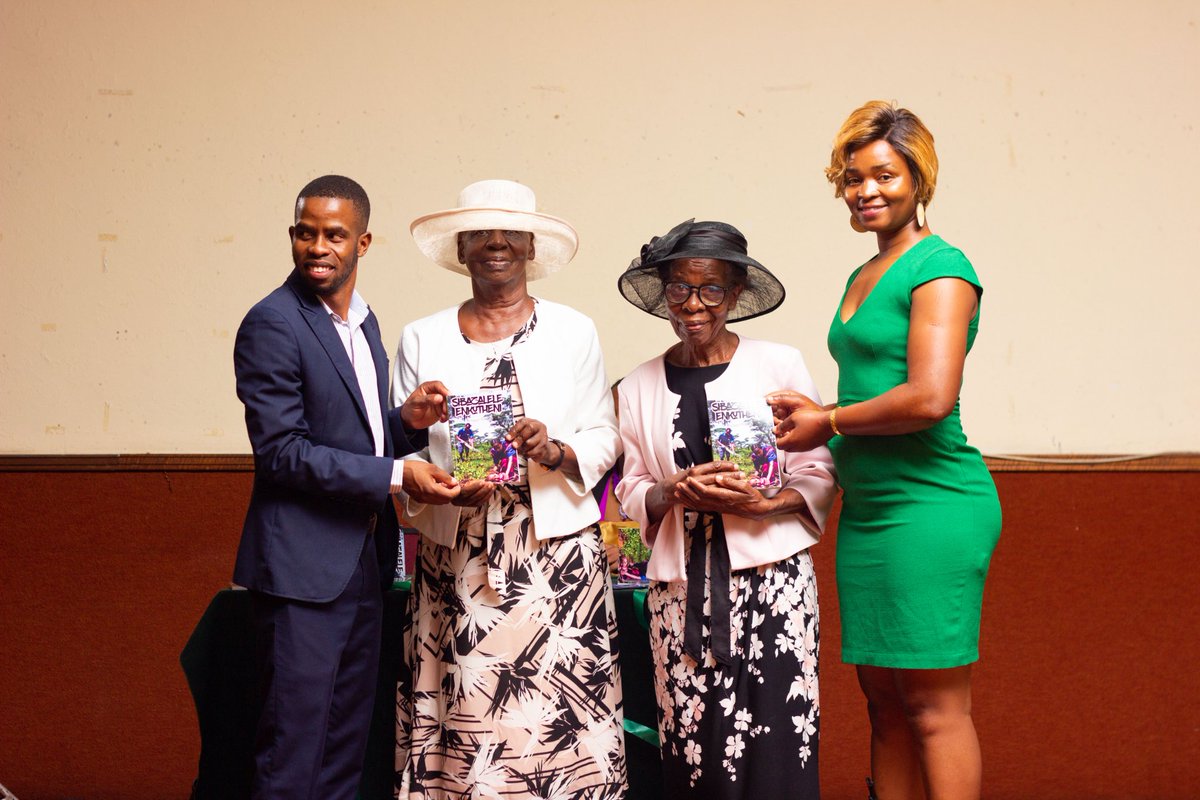 BonganiNdlovu01's tweet photo. Allow me to take this opportunity to thank each and every one of the people that supported this wonderful experience. @Bhila_official and @nonduduzo_ncube as well as @MpofuOnesimo 

Thanking also Samantha Nunu, Mjabulisi da Poet, HiRev and all the artists that came. Thank you 🙏 https://t.co/31WQUJKsO1
