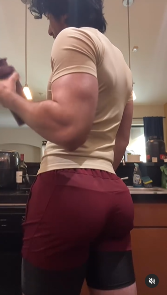 i honestly have an unhealthy obsession with men built like this 😭