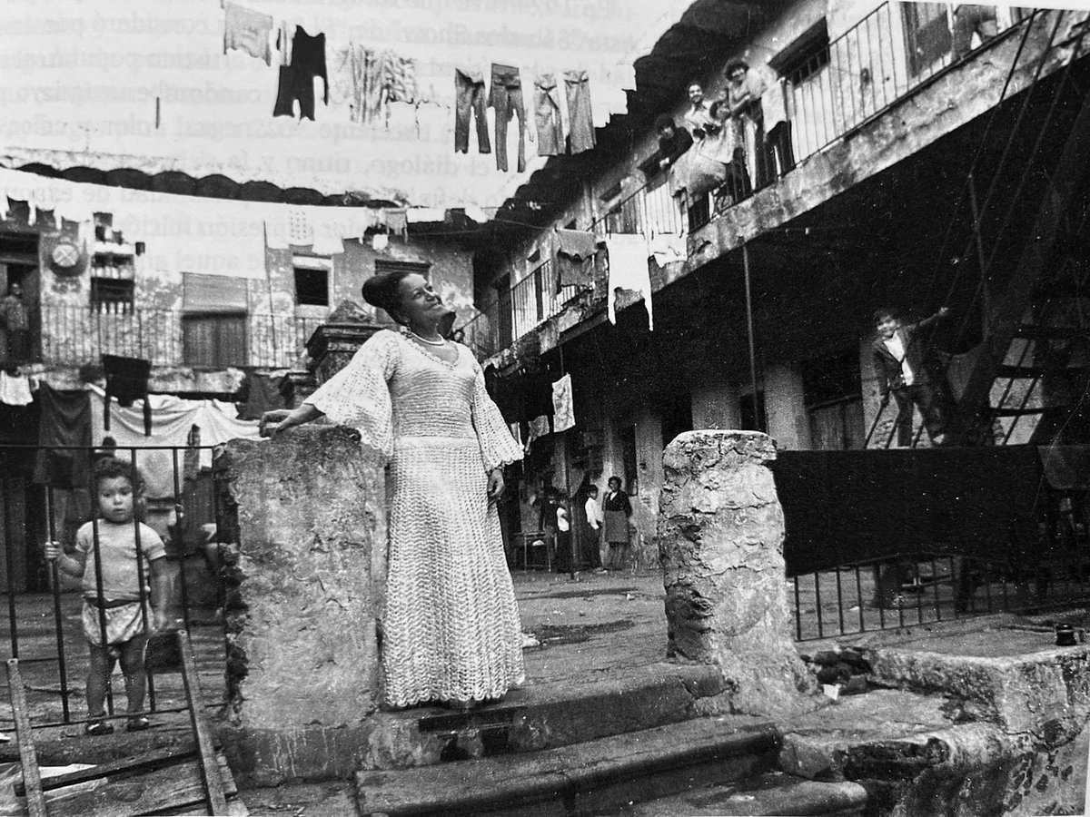 Lágrima Ríos en el patio del conventillo Medio Mundo 1976 ➡️ Columna de @LeoBarizzoni sobre la foto de Héctor Devia. 📲 notoquennada.uy