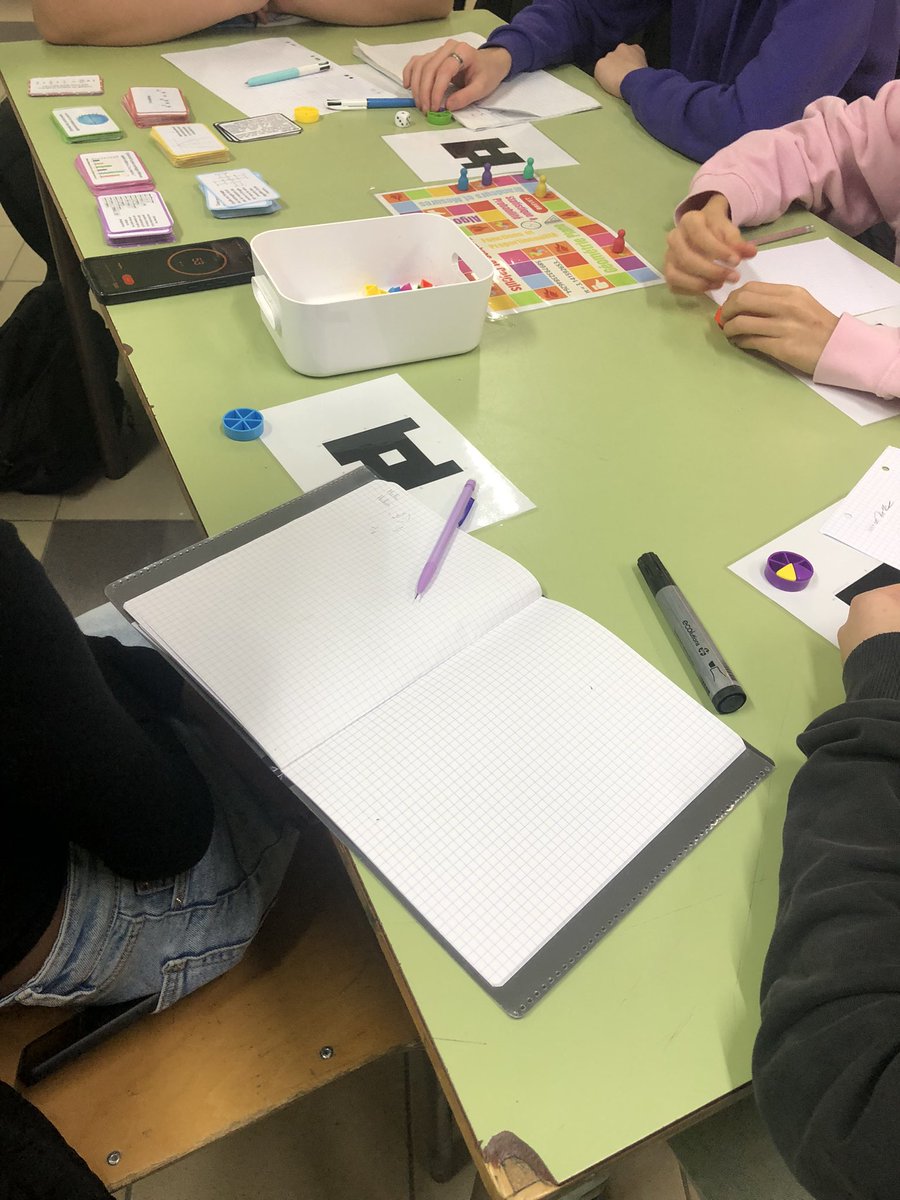ClgGDavid86's tweet photo. Apprendre les mathématiques par le jeu. Des étudiants de master à la rencontre d’élèves de 3eme du collège @ClgGDavid Merci à Énola Allain 🙏 https://t.co/AtHBEyYeKF