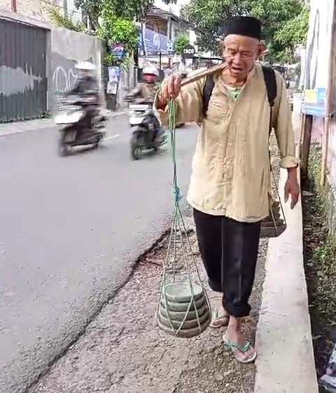 PugalBang's tweet photo. Meski sering sakit²an abah tetep maksain keliling buat jualan 😭

Namanya Abah Idrus (70) beliau adalah seorang lansia yg bekerja sebagai penjual coet keliling. Karena penyakit asam urat dan kolestrol yang di alami, abah sering kecapean dan sakit. https://t.co/XLhOza2pqX