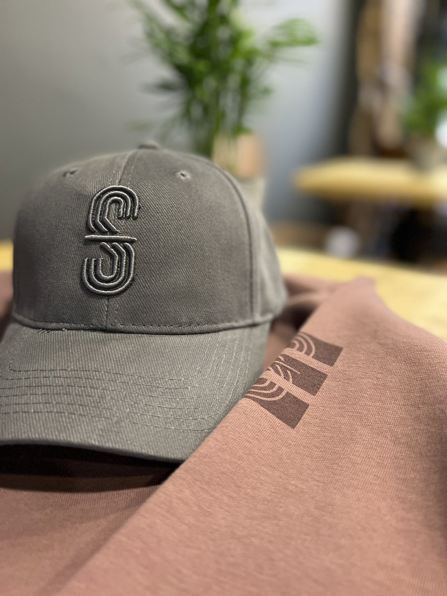 The tonal combo. 
Icon S Cap - light grey
Trinity Sweat - Coffee Rose

👌🏼⭐️

#organiccotton