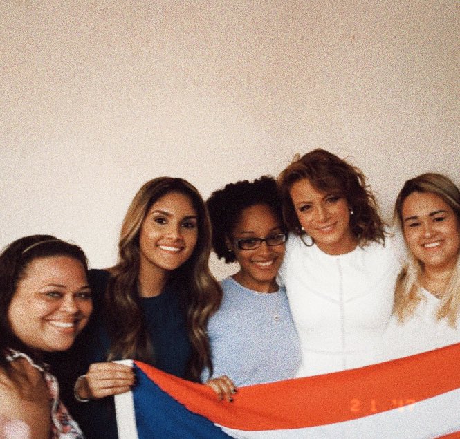 amigaval_'s tweet photo. Mis Pro🫶🏻 siete años de risas, viajes, aventuras y sueños cumplidos

Las amo tanto💛🧡💜💚🎀

@vsnt8 @Lizzy_0923 @HeeiDeeii 
#LasPro #SiempreJuntas

P.d. gracias Vivi por la foto🤣 https://t.co/mziNwmTqfc