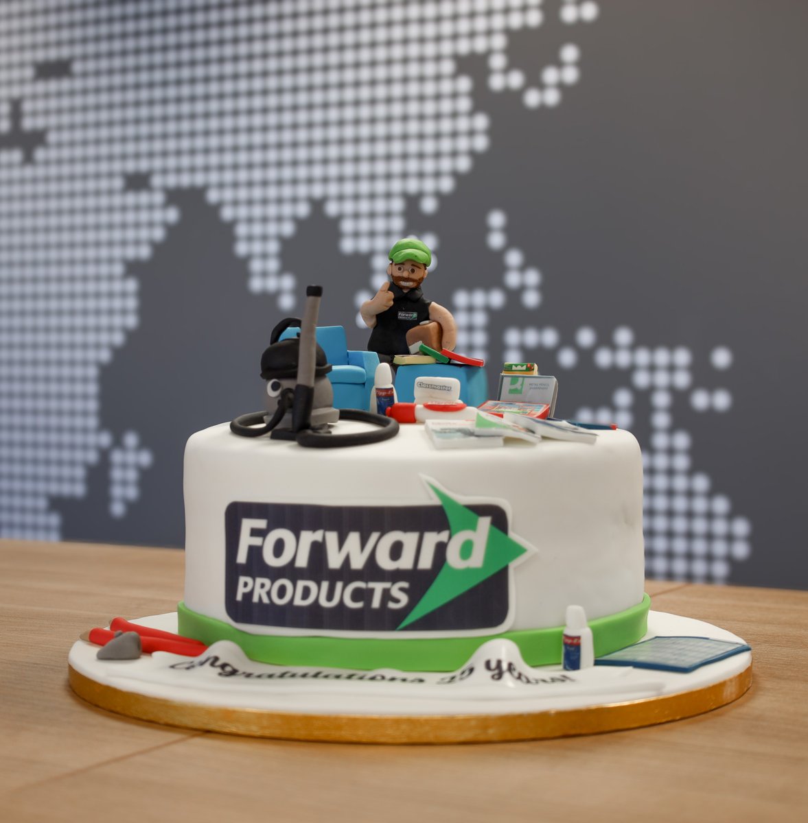ForwardProducts's tweet image. 𝟮𝟱 𝗬𝗘𝗔𝗥𝗦🥂

From Nigel Francis starting the company with his wife in 1999, to today, celebrating 25 years!

A shout out to the delivery drivers who were tirelessly ensuring all customers get their goods on time.

Looks like Dan is now edible👇

#25years #schoolsupplies