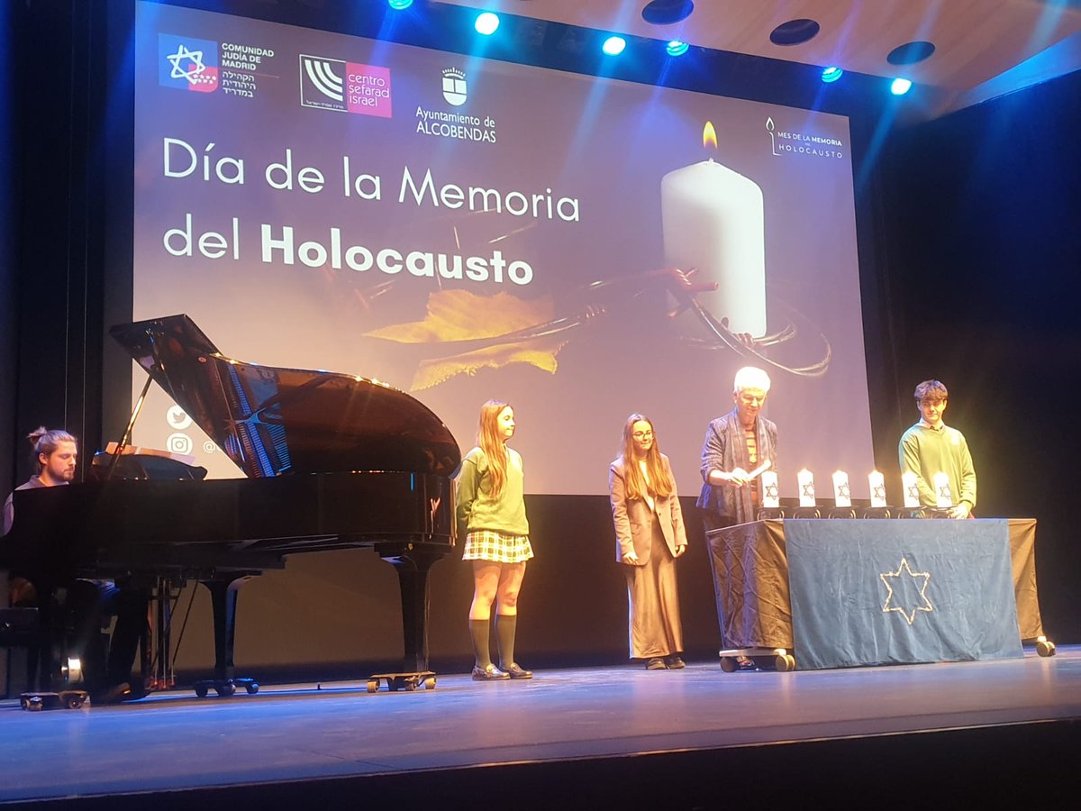 Hemos conmemorado el Día de la Memoria del Holocausto en @Alcobendas_ayto junto con su Alcaldesa @RocioGAlcantara. Nos acompañó Peter René Pérez, superviviente de los campos de exterminio, que compartió su testimonio y encendimos seis velas en Memoria de las víctimas de la Shoa.