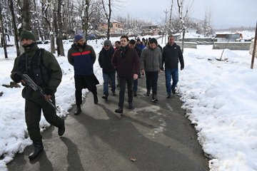 ddnewsSrinagar's tweet photo. The DC Kulgam @AtharAamirKhan today conducted extensive tour of Nihama,Bathipora & other areas to oversee snow clearance operations & restoration of services, All #Priority1 roads cleared & under #Priority2 95% roads cleared in #Kulgam https://t.co/JwQXcTpGrX