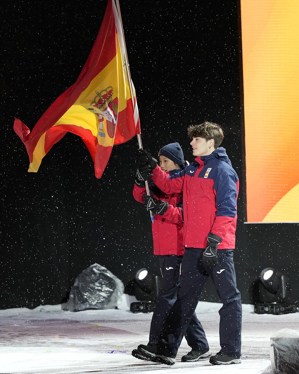 ⛸️ Carolina Shan Campillo &amp; Pau Vilella ponen la guinda a #Gangwon2024 como abanderados 🇪🇸 de la ceremonia de clausura.

¡El cierre a una experiencia inolvidable para los deportes de hielo! ❄️

📸 COE - Nacho Casares

#FigureSkating #YouthOlympics