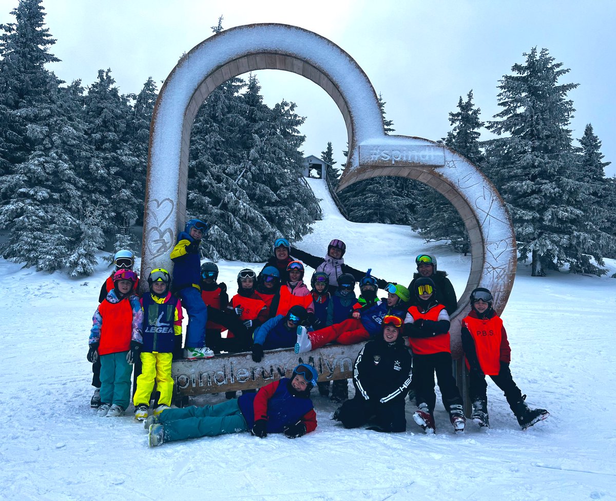 The Super Snowflakes and Slaloms are excited to be together at the top of the mountain! ❄️🤍 #vlastinaski