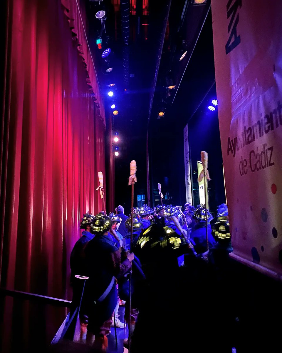 Cantando, contando y disfrutando. 
Esos tres verbos representan la noche del 31 de enero de 2024.

Cádiz, este despertador está prendao' de tu carita plateá'.

Gracias⏰️

#COAC2024C6