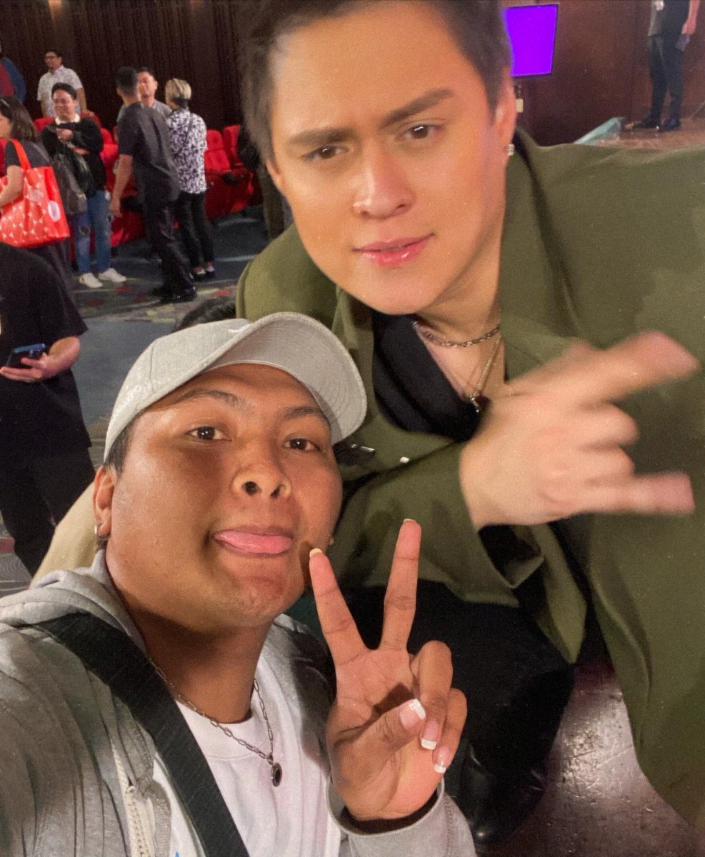 MaaaaarkM's tweet photo. Ayun gulat na gulat nnaman siya at syempre super miss niya daw ang mga fans niya 🤍 

Di nakakalimot, naaalala niya pa din kami. 🫶 We love you @itsenriquegil 

SABAY SABAY PO NATING PANUORIN SA FEB 14 #IAmNotBigBird 

#TheBigMediaConference 

@ENRIQUE_LICIOUS https://t.co/RHwhami24G