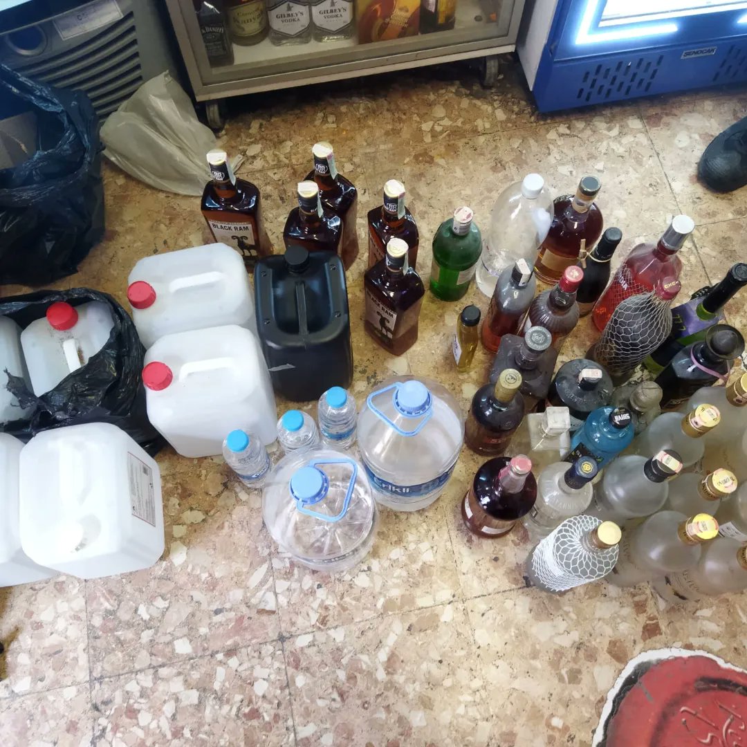 konak_ve's tweet photo. İlçe Müdürlüğümüz Kontrol Görevlilerimizce tespit edilen bandrolsuz, kaçak içkilere el konularak 4733 Sayılı Kanun kapsamında yasal işlem uygulanmak üzere İlçe Emniyet Müdürlüğüne teslim edilmiştir.
@izmirtarim 
@MstafaSahin44
@ibrahimyumakli
@TCTarim
@ozgur_tagizade https://t.co/TgaSON9zWV