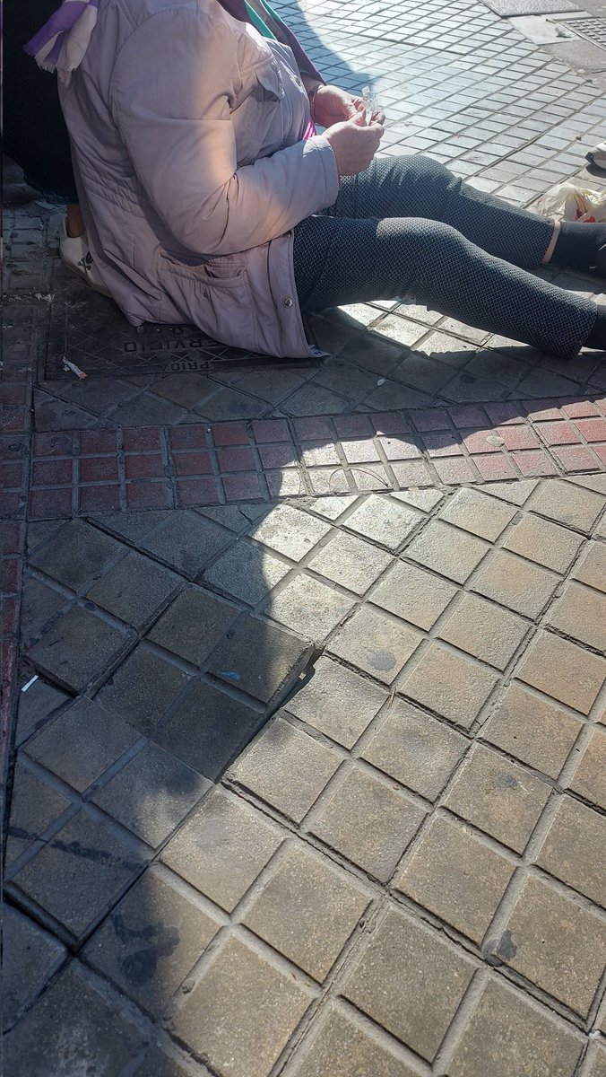javiermiguez's tweet photo. El estado del acerado en Avda Cruz del Campo 49 provoca el accidente de una señora @Ayto_Sevilla @jlsanzalcalde https://t.co/tA9bKSby7W