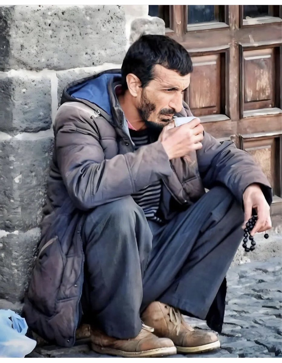 Hakkı gel sırrını eyleme zahir,
Olmak ister isen bu yolda mahir,
Harabat ehlini hor görme şakir,
Defineye malik viraneler vardır.
#ramazanhoca