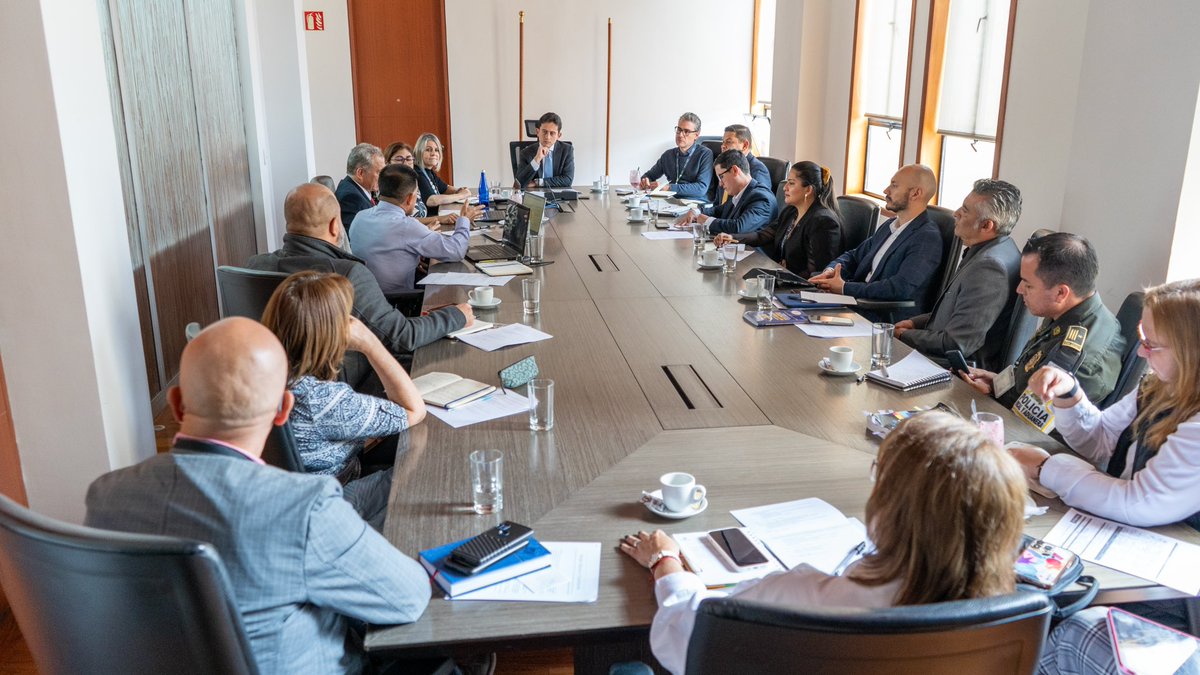 Ayer nos reunimos con los directores de aduanas de Buenaventura, Barranquilla y Cartagena, revisando la operación de los puertos marítimos y las modificaciones al estatuto aduanero. La <a href="/DIANColombia/">DIANColombia</a> protege el comercio legal, la industria nacional y la seguridad de las fronteras.