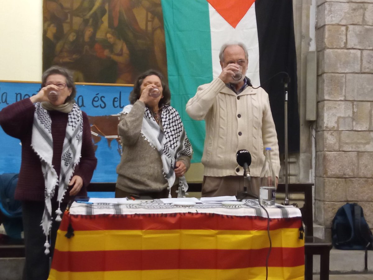 Al costat vostre #VagaDeFamPerPalestina #genocidi #FamdePau #stopcomerçdarmes perquè els gestos i les accions de pau aturin guerres i silenciïn armes.Abraçada des de JiP <a href="/mgabriela_serra/">Gabriela Serra</a> <a href="/MartiOlivella/">Martí Olivella</a> <a href="/GOAC/">Game On</a> <a href="/GOACBarnaSFeliu/">GOAC Barna-St.Feliu</a>