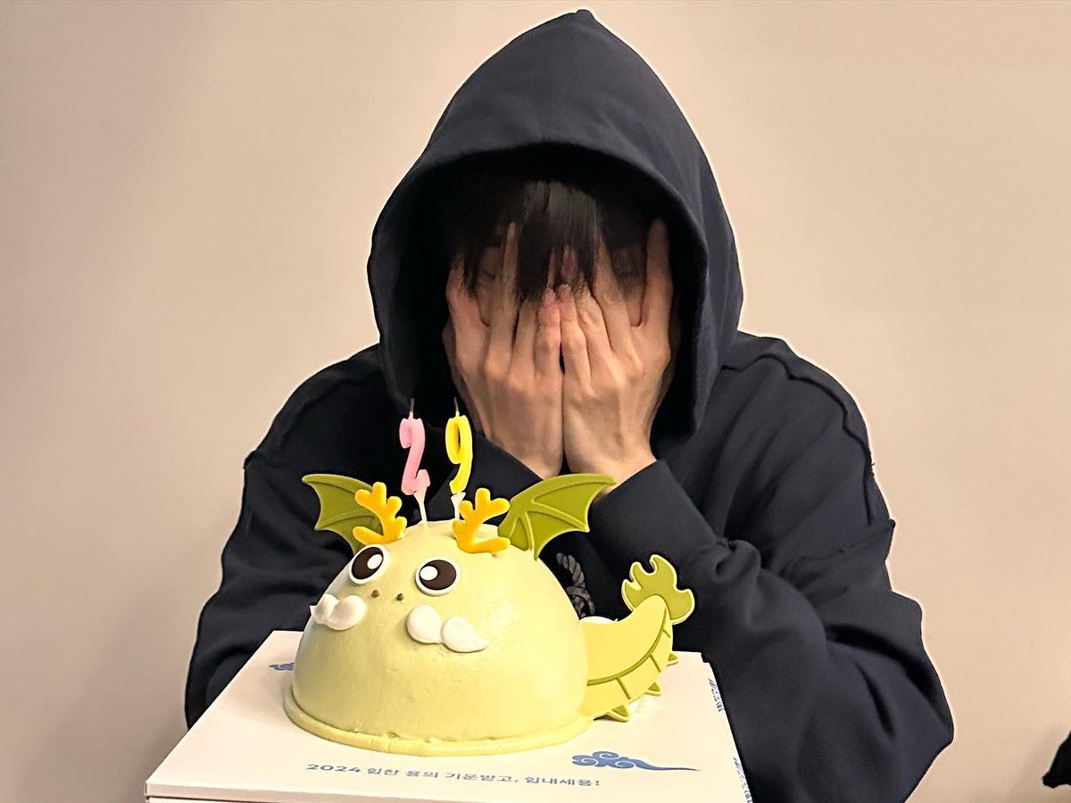 do0liking's tweet photo. 240201 do0_nct #도영 도스타그램 

시즈니들 생일 축하해 줘서 고마워요. 
저의 생일이 누군가에게는 ‘일을 만들고 벌여서 즐길 수 있는 작은 구실’이 되어서 아무것도 없는 평범한 날이어도 행복을 만들 수 있다는 게 너무 감사한 것 같아요. 

저의 생일을 저보다도 축하해 줘서 정말 정말 고마워요. 팬들과 저의 주고받는 마음이 너무 소중하고 값지다는 걸 늘 경험하게 되는 것 같아요. 

서로를 응원하고 축하해 주는 마음으로 시작해서
모두의 행복을 응원하고 축복하고 도와줄 수 있는
사람들이 되어가는 것 같아서 “정말 정말 감사한 삶이구나”라는 생각이 들어요. 

오해와 시기, 질투가 많은 요즘 같은 세상에서 우리 같은 관계가 얼마나 떳떳하고 자랑스러운지 몰라요. 
다시 한번 너무 고맙고 올 한 해도 나를 믿고 날 좋아해 주는 여러분을 믿으면서 잘 살아가 볼게요. 
그리고 제가 하는 음악은 여러분 한 명 한 명을 위로할 음악이 될 거예요. 다시 한번 축하해 줘서 고마워요.