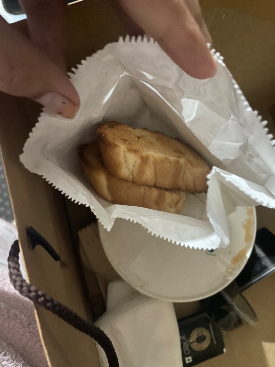 BohraGayatri's tweet photo. @zomato doesnt have a complaint team as their agents say. they force their Customer who are complaining about a restro to deal with them again . If anyone can prove those 2 slices are a CAKE i will do watever u say and zomato says we cant do anything!U lose me too as a customer https://t.co/KwdUtIsJcy