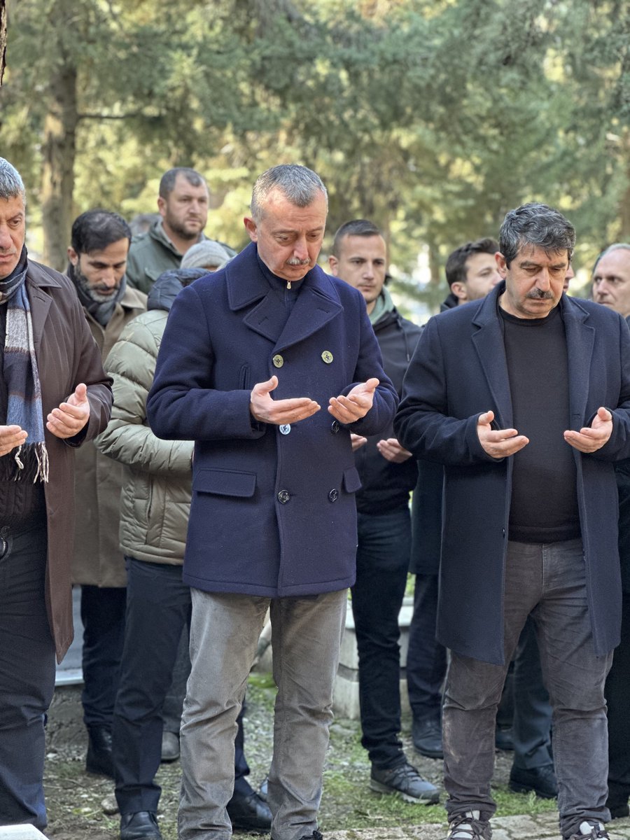 tahirbuyukakin's tweet photo. Kayınpederim Burhan Koca’yı Balıkesir’de ebediyete uğurladık. Kabri nur, mekanı cennet, makamı alî olsun inşallah. Cenazemize katılan, katılamayan, taziye dileklerini ve dualarını ileten herkesten Allah razı olsun. https://t.co/cvmeVAp8d1