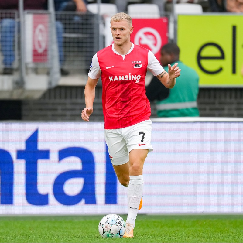 AZAlkmaar's tweet photo. 🇮🇹 All the best in Italy, Jens!
🔁 De aanvaller speelt de rest van het seizoen op huurbasis voor @Bolognafc1909. De Italiaanse club bezit aansluitend een optie tot koop.
#AZ #JO7