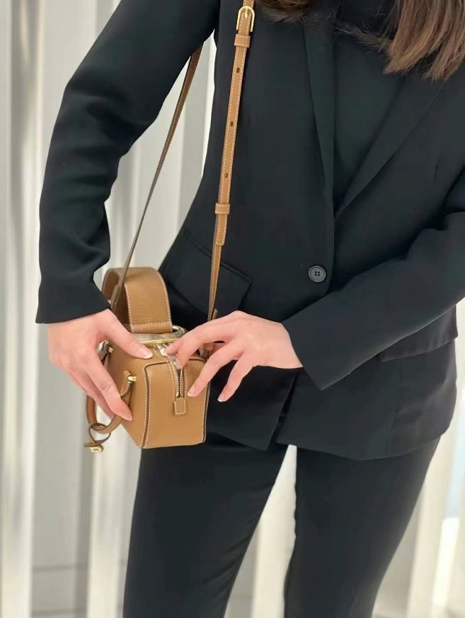 DelvauxHarrods's tweet photo. Finally coming out the cool box / pin in tourterelle-ivory color. 🎉🎉Now available through the special order program. 

#delvaux #london #londonlife #fashion #harrods #coolbox #クールボックス　#デルヴォー #ブリヨン #랑고 #델보 #명품가방 https://t.co/xiS14jP72b