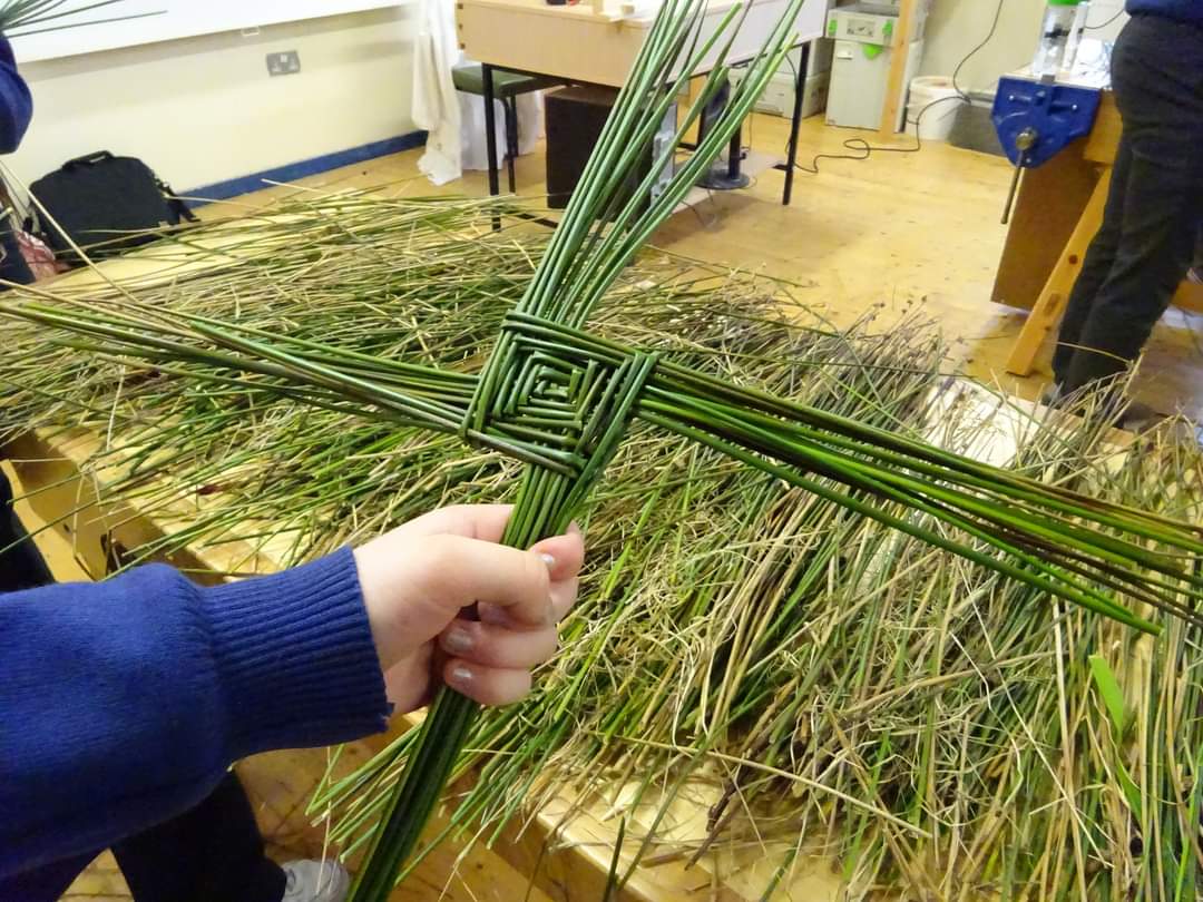 Beannachtaí na Féile Bríde oraibh! Seo roinnt grianghraif d'ár scoláirí ag déanamh Crois Naomh Bríde. Míle buíochas le Máistir Philibín as ucht an gníomhaíocht seo a eagrú dóibh.