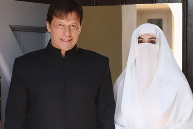 📍PAKİSTAN'DA NELER OLUYOR?
Pakistan'ın eski Başbakanı İmran Han'a, devlet sırlarını ifşa etmek suçlamasıyla önceki gün verilen 10 yıllık hapis cezasının ardından, dün de Başbakanlığı döneminde verilen hediyeleri sattığı suçlamasıyla eşi Büşra Bibi ile birlikte 14 yıl hapis