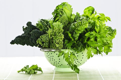 LoriShemek's tweet photo. People who often eat green leafy vegetables have brains that are up to 11 years younger.

Also, their blood vessels are much healthier. People who regularly eat leafy greens had about 16% less risk of a heart attack.

Of course, if you combine eating leafy greens with other healthy foods, and with exercise, your risk of getting a heart attack goes down  even further.

https://t.co/ireAXHGG2z