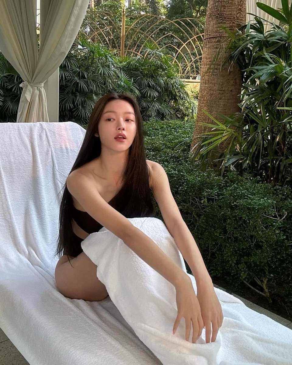 Living my best life under the radiant sunlight, rocking my favorite swimsuit and embracing those carefree holiday vibes! Let the warmth of the sun and the rhythm of the waves be my ultimate companions in this blissful moment! 🌞