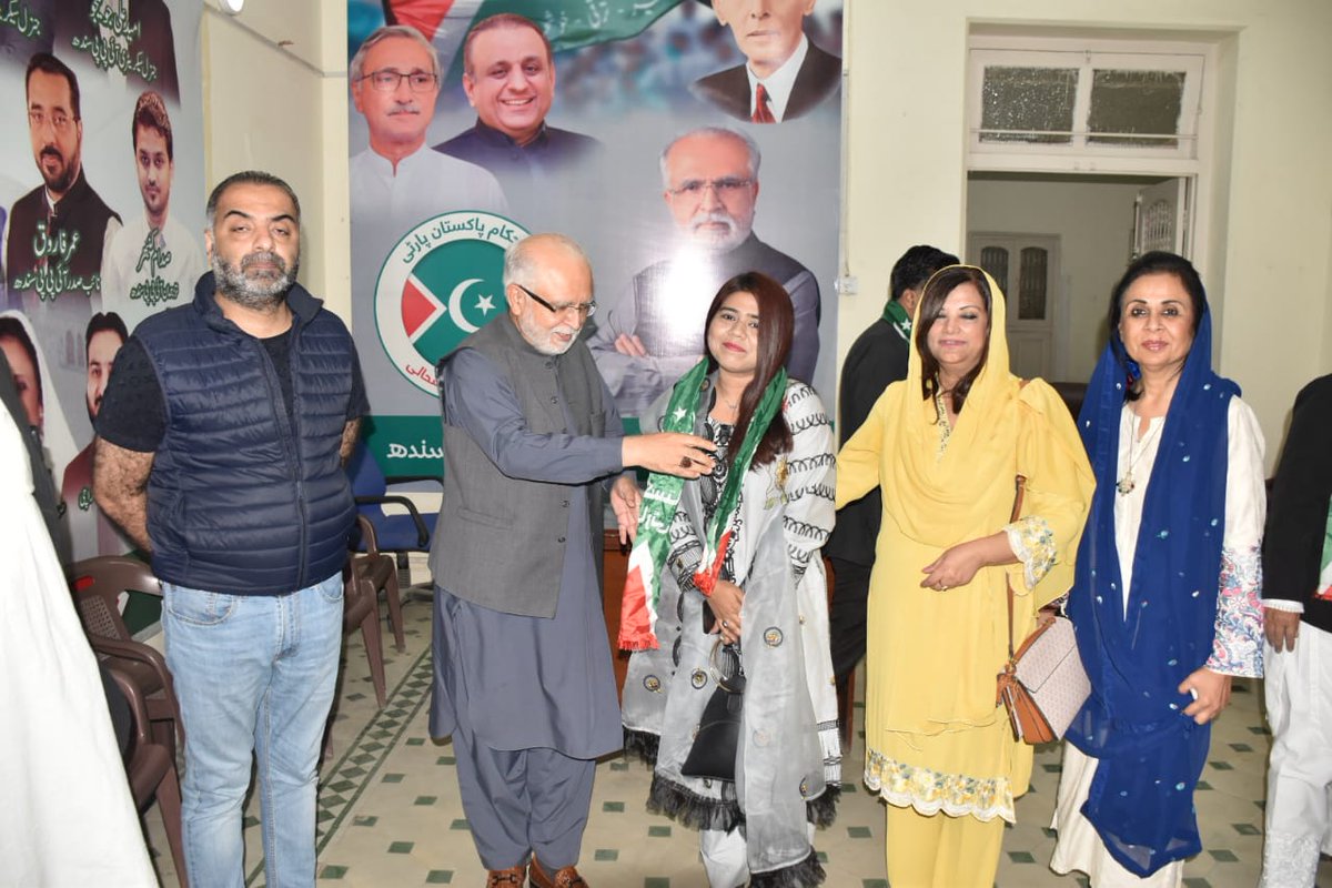 SymaNadeem_IPP's tweet photo. پی ٹی آئی کو کراچی سے دھچکا اہم وکٹ کر گئی،

پی ٹی آئی سیکرٹری اطلاعات کراچی فلک الماس کی استحکام پاکستان پارٹی میں شمولیت،

آئی پی پی سندھ کے صدر محمود مولوی نے شمولیت کے موقع پر فلک الماس کو مفلر پہنایا، https://t.co/xEcHhU6WVl