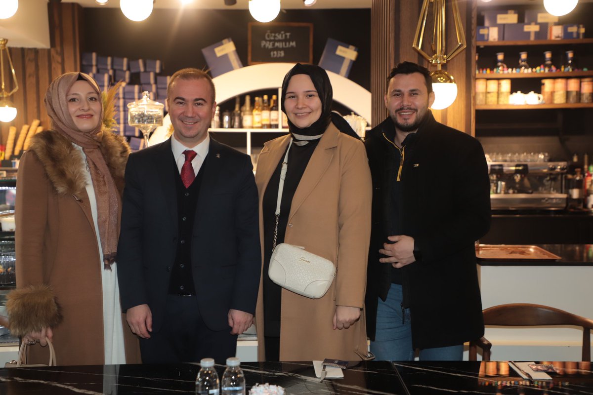 Eşim Leyla Hanım, bugün yoğun koşuşturmamız esnasında, doğum günüm vesilesi ile hoş bir sürpriz yaparak beni çok mutlu etti.
Yıllardır en büyük destekçim olan ve olmaya devam eden eşime çok teşekkür ediyorum.

Bu arada “Her başarılı erkeğin arkasında güçlü bir kadın vardır”