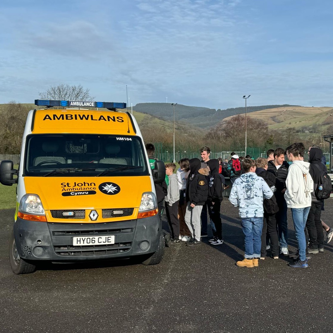 SJACymru's tweet image. Starting #Defibruary the right way!

Today we visited @yggllangynwyd in Maesteg to deliver free CPR and defibrillator demonstrations to over 700 students and staff members. 🚑

You too can get involved and learn to save a life this February: sjacymru.org.uk/en/page/defibr….
